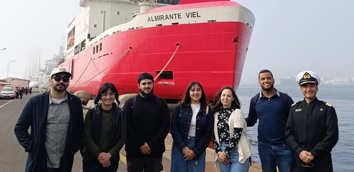 Alumnos del Magíster en RRII visitan el Rompehielos “Almirante Viel”